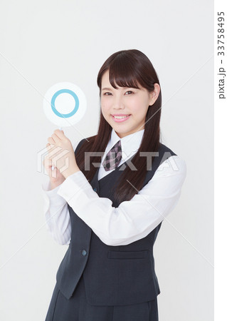 正解　スーツ姿の若い女性 33758495
