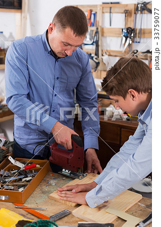 Woodworker working with pupil 33759077
