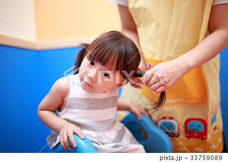 保育園 (保育士 娘 子供 ママ オモチャ おもちゃ 玩具 仕事 親子 母娘 ビジネス すべり台) 33759089
