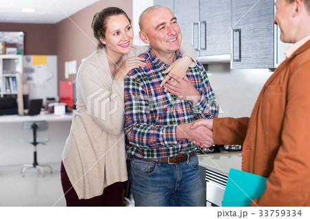 active shop assistant working with customer in store active shop assistant working with customer in store 33759334