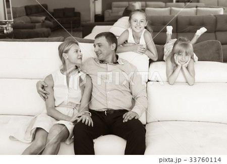 Family choosing sofa in store Family choosing sofa in store 33760114