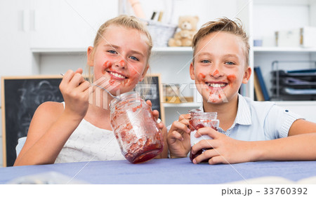 Friends are having lunch time and eating jam 33760392
