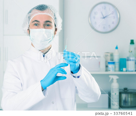 Male nurse preparing injection 33760541