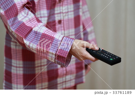 リモコン (テレビ ブルーレイ DVD パジャマ 女性 TV 家電 リビング 顔なし ボディパーツ) リモコン (テレビ ブルーレイ DVD パジャマ 女性 TV 家電 リビング 顔なし ボディパーツ) 33761189
