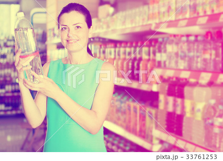 Woman want to buying bottle with water Woman want to buying bottle with water 33761253