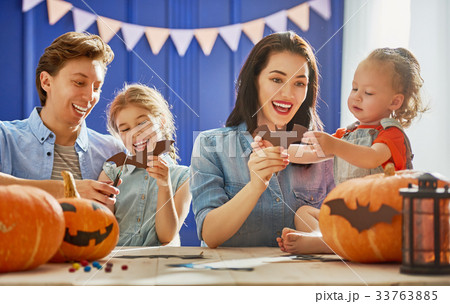 family preparing for Halloween. 33763885