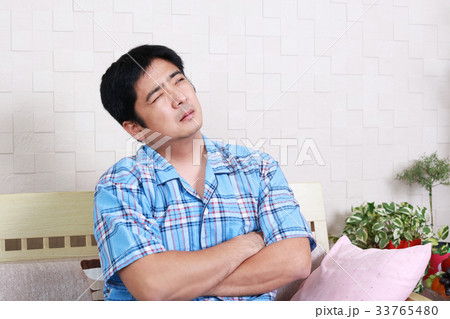 悩む男性 悩む男性 33765480