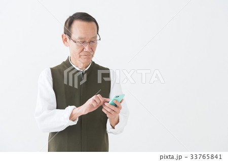 スマホを持つシニア男性　 33765841