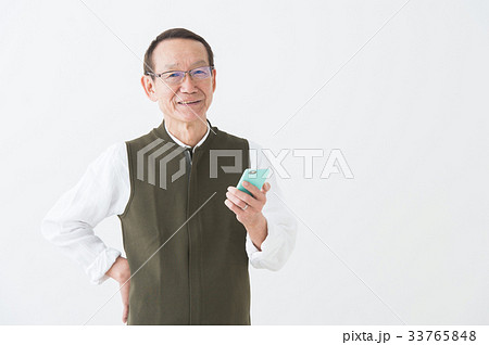 スマホを持つシニア男性　 33765848
