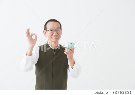 スマホを持つシニア男性 スマホを持つシニア男性 33765851