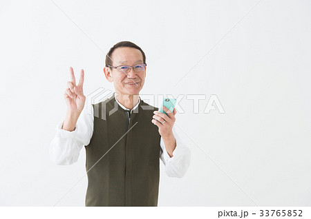 スマホを持つシニア男性 スマホを持つシニア男性 33765852