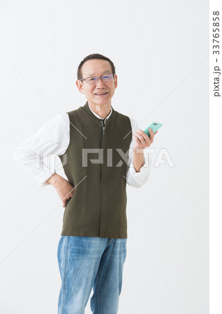 スマホを持つシニア男性  スマホを持つシニア男性  33765858