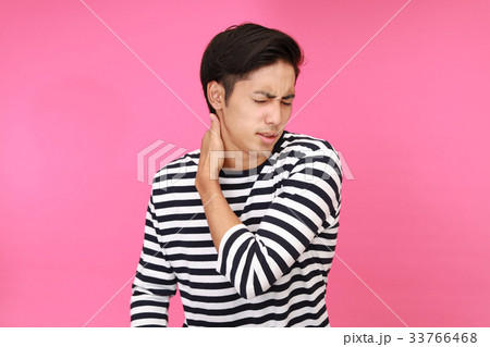 疲れた表情の男性 33766468