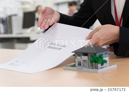カウンターで既存住宅調査報告書を説明する女子社員 カウンターで既存住宅調査報告書を説明する女子社員 33767172