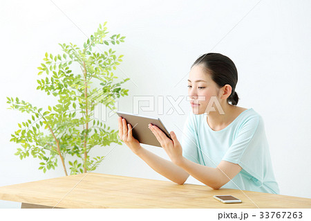 タブレットを見る女性 タブレットを見る女性 33767263