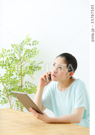 タブレットを見る女性 33767505