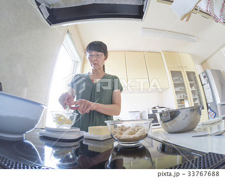 家庭での調理シーン(バターを計量) 家庭での調理シーン(バターを計量) 33767688