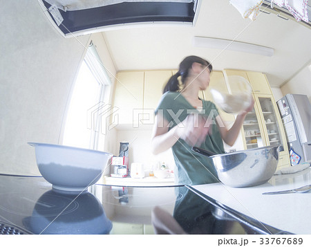 家庭での調理シーン(動きのある表現) 家庭での調理シーン(動きのある表現) 33767689