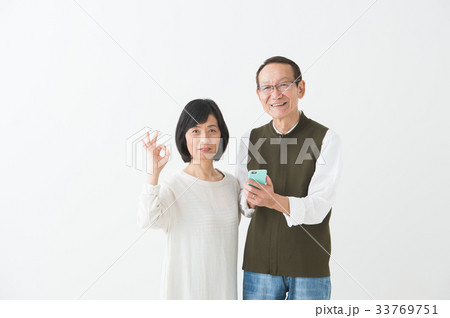 スマホを持つシニア夫婦 33769751