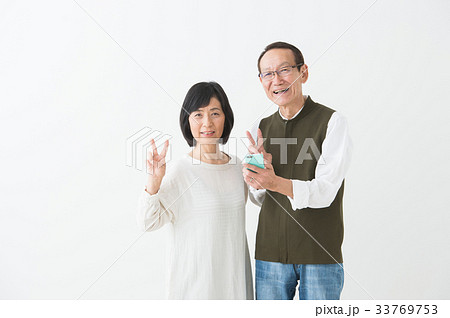 スマホを持つシニア夫婦 スマホを持つシニア夫婦 33769753