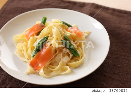 サーモンとアスパラのパスタ サーモンとアスパラのパスタ 33769832