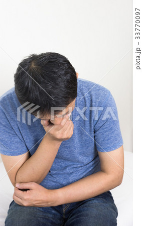 思い悩む中年男性 思い悩む中年男性 33770097