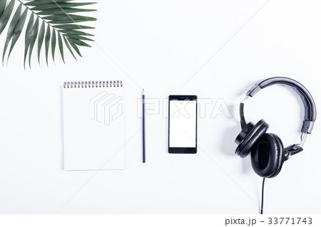 Mobile phone, black headphones 33771743