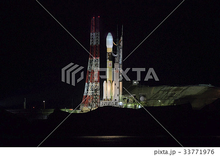 打ち上げを待つ人工衛星搭載ロケット 打ち上げを待つ人工衛星搭載ロケット 33771976