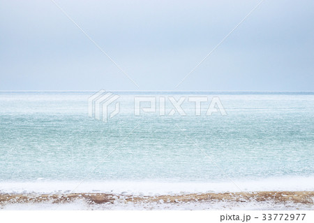 View of the frozen sea from the beach 33772977