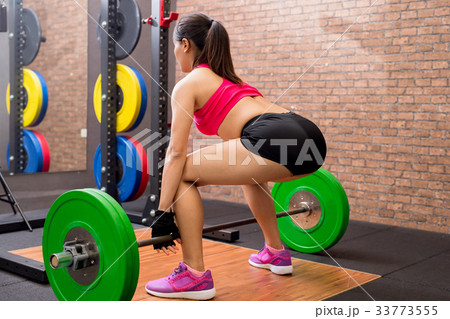 woman with deadlift 33773555