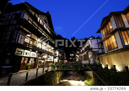 銀山温泉の夕暮れ 銀山温泉の夕暮れ 33774269