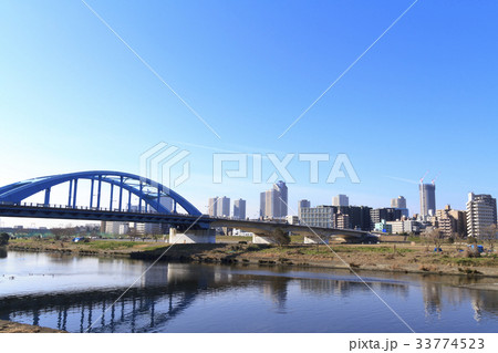 都市風景 東京 神奈川 多摩川河川敷からみた武蔵小杉 冬 早春編 の写真素材 都市風景 東京 神奈川 多摩川河川敷からみた武蔵小杉 冬 早春編 の写真素材