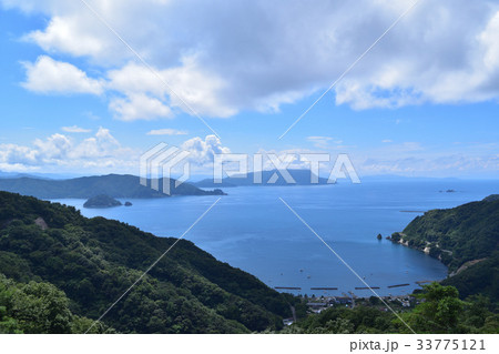 三方五湖レインボーラインから見た世久見湾と鳥辺島 33775121