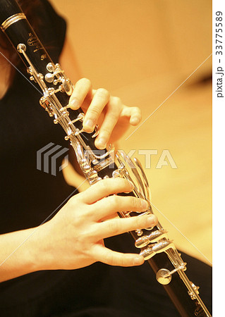 手 楽器 クラリネットの写真素材