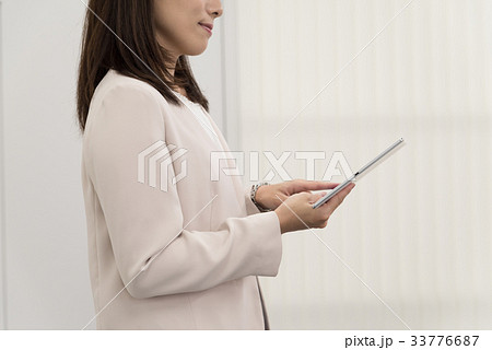 タブレットを操作する女子社員 タブレットを操作する女子社員 33776687