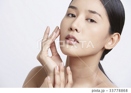 A young girl is taken photo for a cosmetic brand 33778868