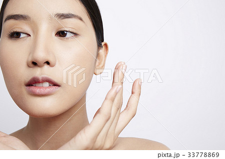 portrait of a female model with a healthy skin 33778869