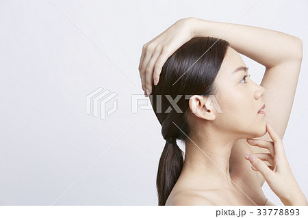 picture of a beautiful model posing and looking at something 33778893