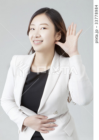 20代 耳傾ける 耳を傾ける 33778984