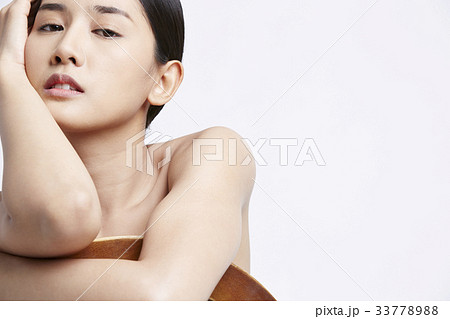 photo of female model posing with chair against white background 33778988