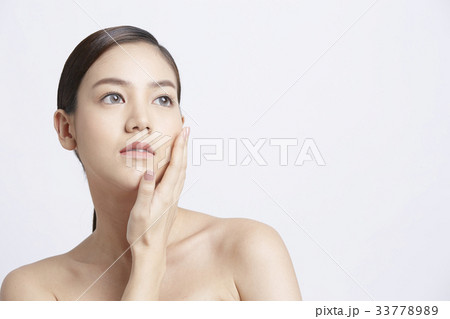 portrait of young woman looking away on white background 33778989