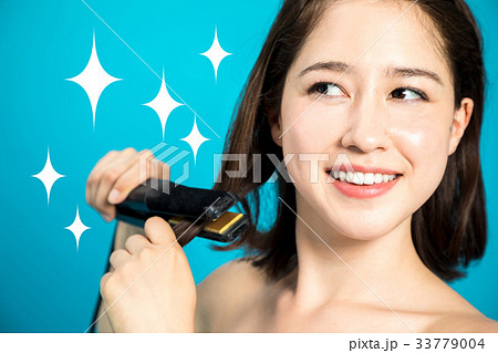 ヘアアイロンをかける女性 ヘアアイロンをかける女性 33779004