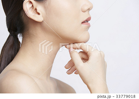 side view of attractive girl thinking with hand on chin indoors 33779018