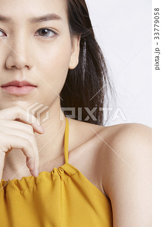 portrait of attractive woman with her chin on her hand 33779058
