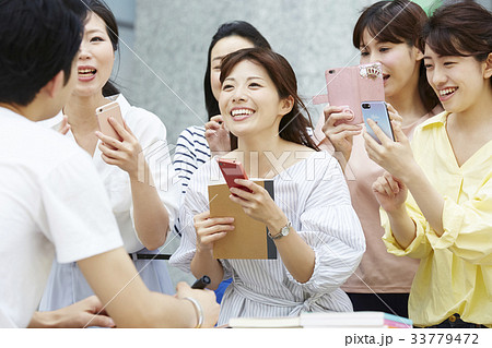 追っかけをするファンの女性 追っかけをするファンの女性 33779472