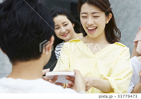 サインをもらうファンの女性 33779473