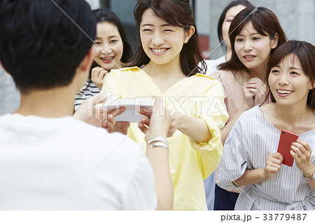 サインをもらうファンの女性 33779487