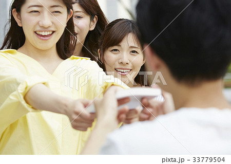 サインをもらうファンの女性 33779504