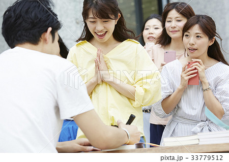 サインをもらうファンの女性 33779512