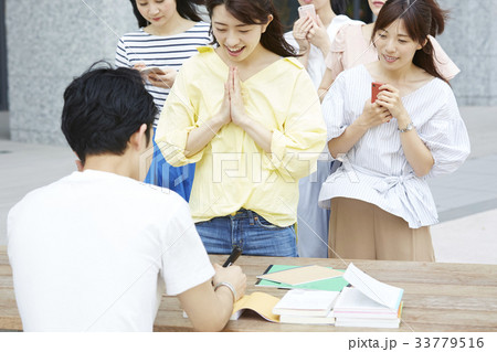 サインをもらうファンの女性 33779516